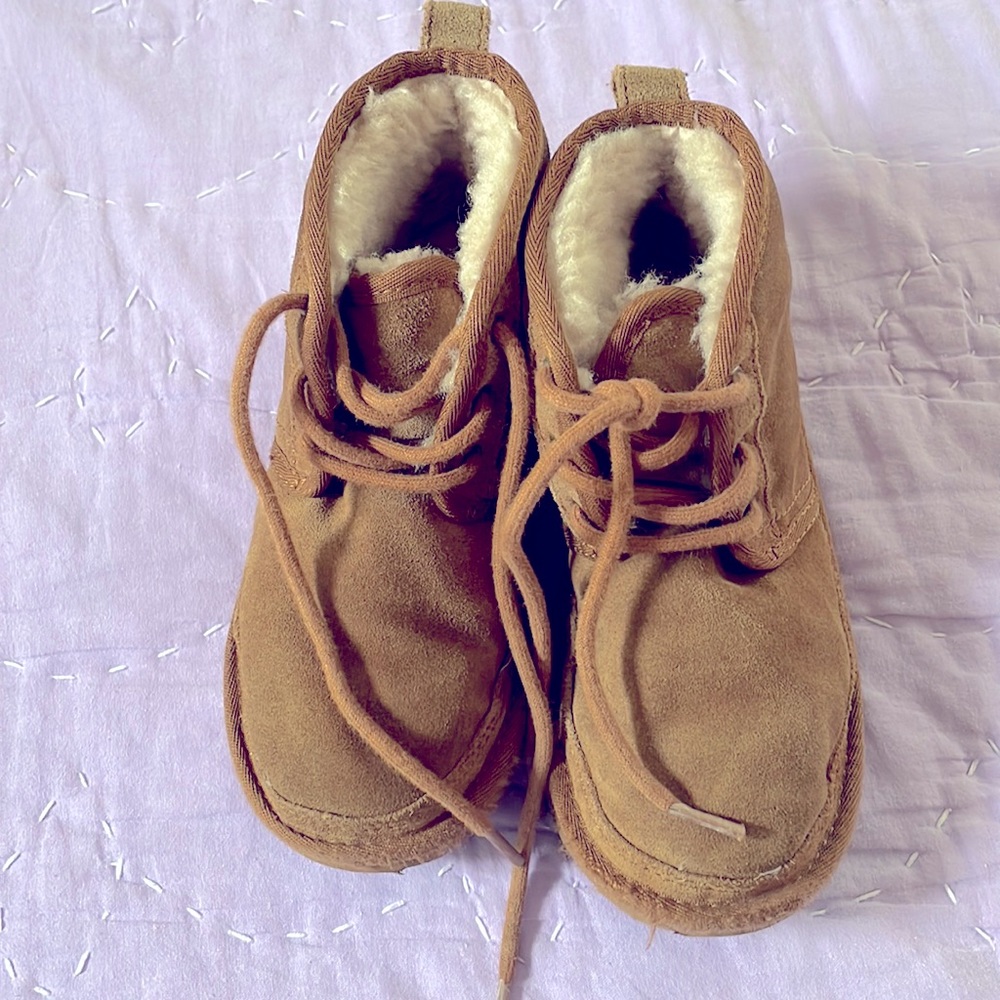 UGGS neumal